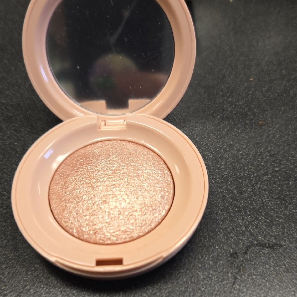 Shimmering Highlighter By RARE BEAUTY